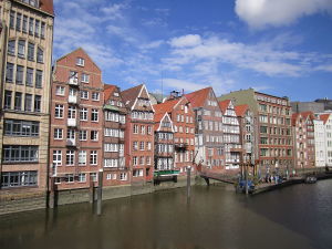 Blick vom Fleet auf die Gebäude an der Deichstraße