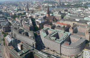 Luftbild des Kontorhausviertels mit der Innenalster im Hintergrund