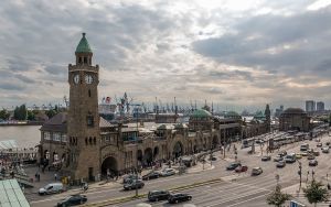 Die Landungsbrücken bei Tag mit dem Hamburger Hafen im Hintergrund