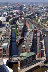 Luftbild der Speichstadt mit der Elbphilharmonie und dem Hamburger Hafen im Hintergrund