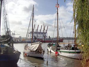 Der Museumshafen Övelgönne an der Elbe