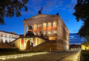 Die Alte Nationalgalerie am Abend