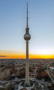 Der Berliner Fernsehturm in der Dämmerung