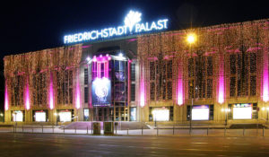Die Fassade des Friedrichstadt-Palastes bei Nacht