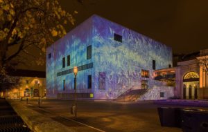 Das Leopold Museum bei Nacht