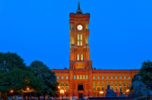 Die Hauptfassade des Roten Rathauses am Abend