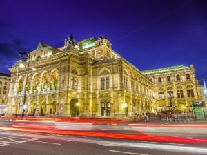 Die Wiener Staatsoper am Abend