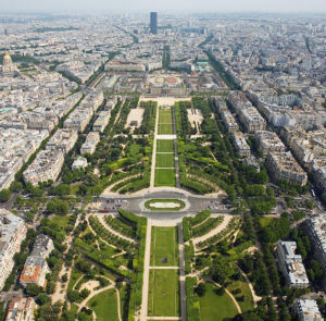 Blick vom Eiffelturm auf das Champ de Mars