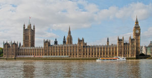 Blick von der Themse auf den Palace of Westminster