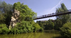 Die Hängebrücke im Parc des Buttes-Chaumont