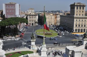 Blick auf die Piazza Venezia mit dem Zentrum Roms im Hintergrund
