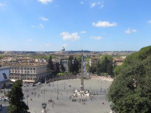 Blick vom Pincio auf die Piazza del Popolo mit dem Petersdom im Hintergrund