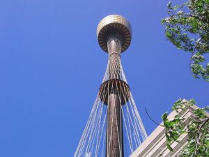 Der Sydney Tower von unten