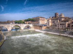 Blick über den Tiber auf die Tiberinsel