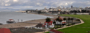 Das Crissy Field von oben mit Downtown San Francisco im Hintergrund