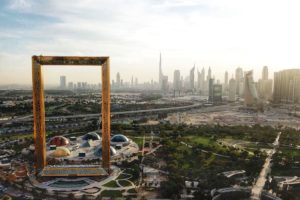 Der Dubai Frame mit der Skyline von Dubai im Hintergrund
