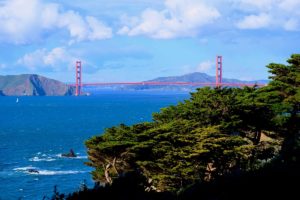 Blick von der Golden Gate National Recreation Area auf die Golden Gate Bridge