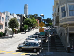 Straße im Telegraph Hill mit dem Coit Tower im Hintergrund