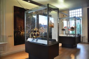 Kronen im Diamantenmuseum Amsterdam
