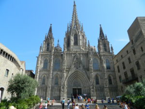 Die Hauptfassade der Kathedrale von Barcelona