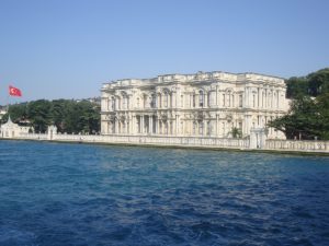 Blick vom Bosporus auf den Beylerbeyi-Palast