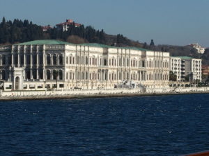 Blick vom Bosporus auf den Dolmabahçe-Palast