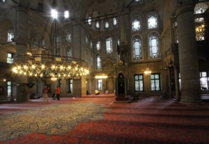 Der Innenraum der Eyüp-Sultan-Moschee