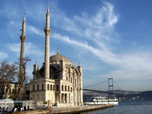 Die Ortaköy-Moschee am Bosporus mit der Brücke der Märtyrer des 15. Juli im Hintergrund