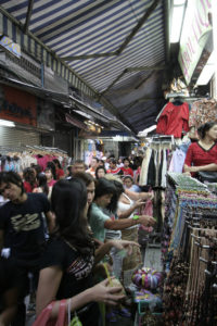 Einkäufer auf dem Pratunam-Markt