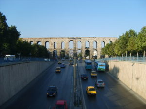 Straßenquerung des Valens-Aquädukts