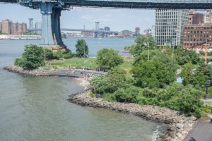 Der Brooklyn Bridge Park unter der Brooklyn Bridge