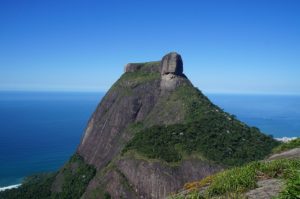 Der Pedra da Gávea mit dem Atlantik im Hintergrund