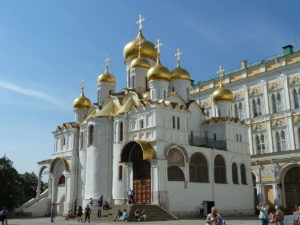 Die Mariä-Verkündigungs-Kathedrale mit dem Großen Kremlpalast im Hintergrund