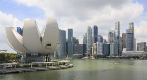 Das Gebäude des ArtScience Museums mit Downtown Singapur im Hintergrund