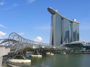 Die Helix-Brücke mit dem Marina Bay Sands im Hintergrund