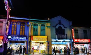 Geschäfte in Little India bei Nacht
