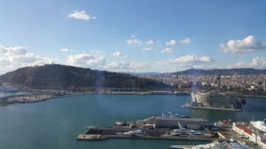 Blick auf den Montjuïc vom Hafen Barcelona