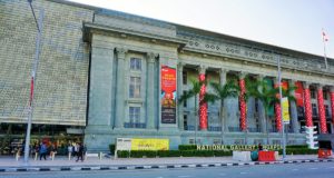 Die Hauptfassade der National Gallery Singapore