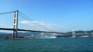 Schiff unter der Tsing-Ma-Brücke
