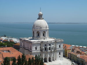 Die Igreja de Santa Engrácia mit dem Tejo im Hintergrund