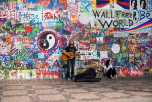 Girarrist an der John Lennon Wall