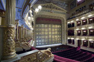 Der Zuschauerraum des Nationaltheaters Prag