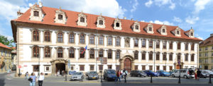 Die Hauptfassade des Palais Waldstein
