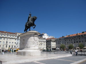 Das Standbild von König João I. auf der Praça da Figueira