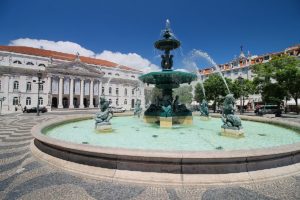 Springbrunnen und Teatro Nacional D. Maria II auf dem Rossio