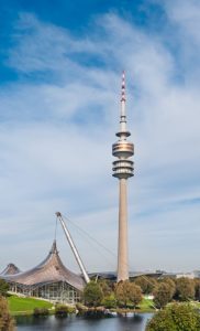 Der Olympiaturm mit dem Olympiapark im Vordergrund