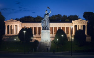 Die Ruhmeshalle mit der Bavaria-Statue bei Nacht