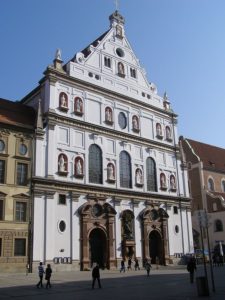 Die Hauptfassade der St. Michael Kirche