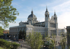 Seitenansicht der Almudena-Kathedrale