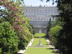 Der Campo del Moro mit dem Palacio Real im Hintergrund